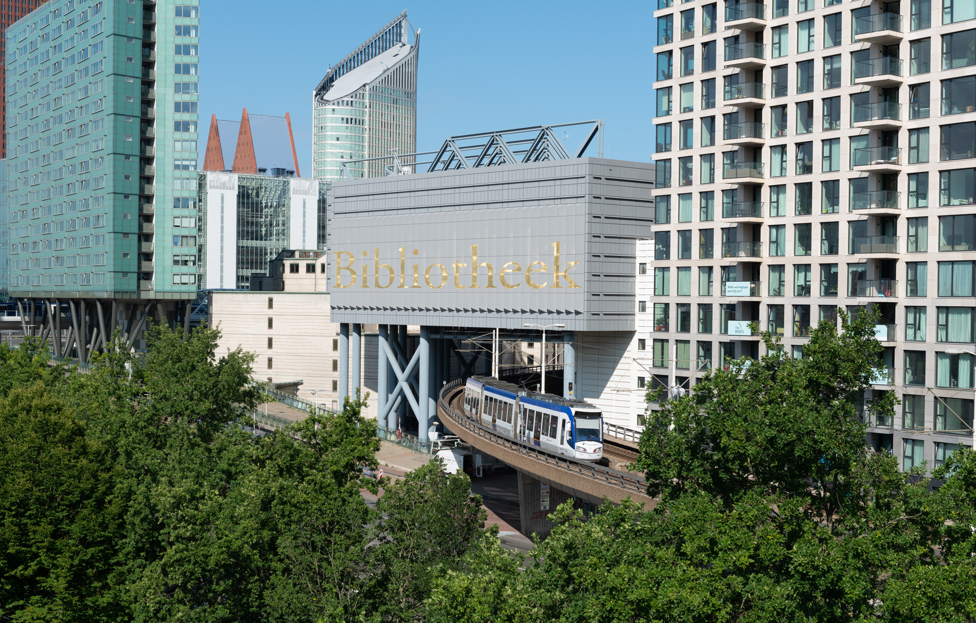 KB gebouw gezien vanaf begin prins bernhardviaduct